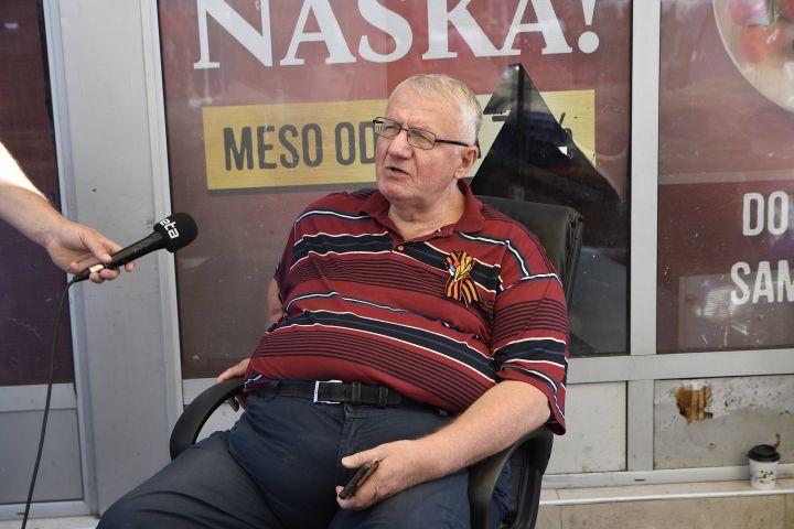 Др Војислав Шешељ делио своје књиге народу у Новом Саду