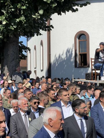 Srpski radikali na pomenu srpskim žrtvama u Bratuncu